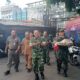 Danramil 01/Jatinegara Berikan Surprise HUT Bhayangkara ke 79 ke Polsek Jatinegara