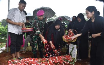 Dankormar Bersama Pejabat Utama Korps Marinir Takziah ke Kediaman Prajurit Purnawirawan