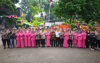 Tradisi Pelepasan Purna Tugas Anggota Polsek Bekasi Barat