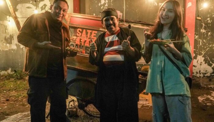 Wartawan Senior “Eddie Karsito” Kebagian Peran “Tukang Sate Cak Edi” dalam Film “Banyak Anak Banyak Rejeki”