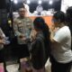 Ditpamobvit Polda Metro Jaya Salurkan 300 Paket Makanan untuk Warga Terdampak Banjir di Kampung Makasar, Jaktim