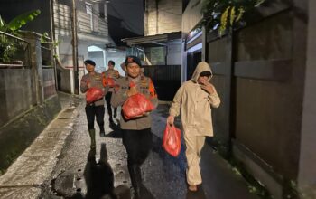 Brimob Polda Metro Jaya Laksanakan Patroli Siaga Banjir di Jati Padang, Distribusikan Bantuan ke Warga