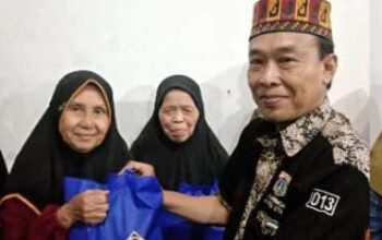 Ketua RW 13 Tri Tanto Bangun Fasum dan Berbagi Sembako dari CMNP