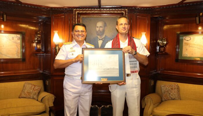 KAPAL LATIH ANGKATAN LAUT CHILE CSN EMERALDA (BE-43) SINGGAH DI DERMAGA KOLINLAMIL