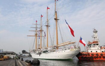 TNI AL SAMBUT KEDATANGAN KAPAL LATIH ANGKATAN LAUT CHILE CNS ESMERALDA (BE-43)