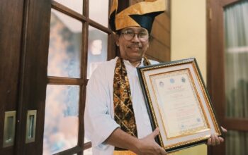 Eddie Karsito Terima Penghargaan Murthi Anugerah Golden Achievement Culture Award Atas Dedikasinya di Bidang Seni, Budaya, Film dan Sastra.