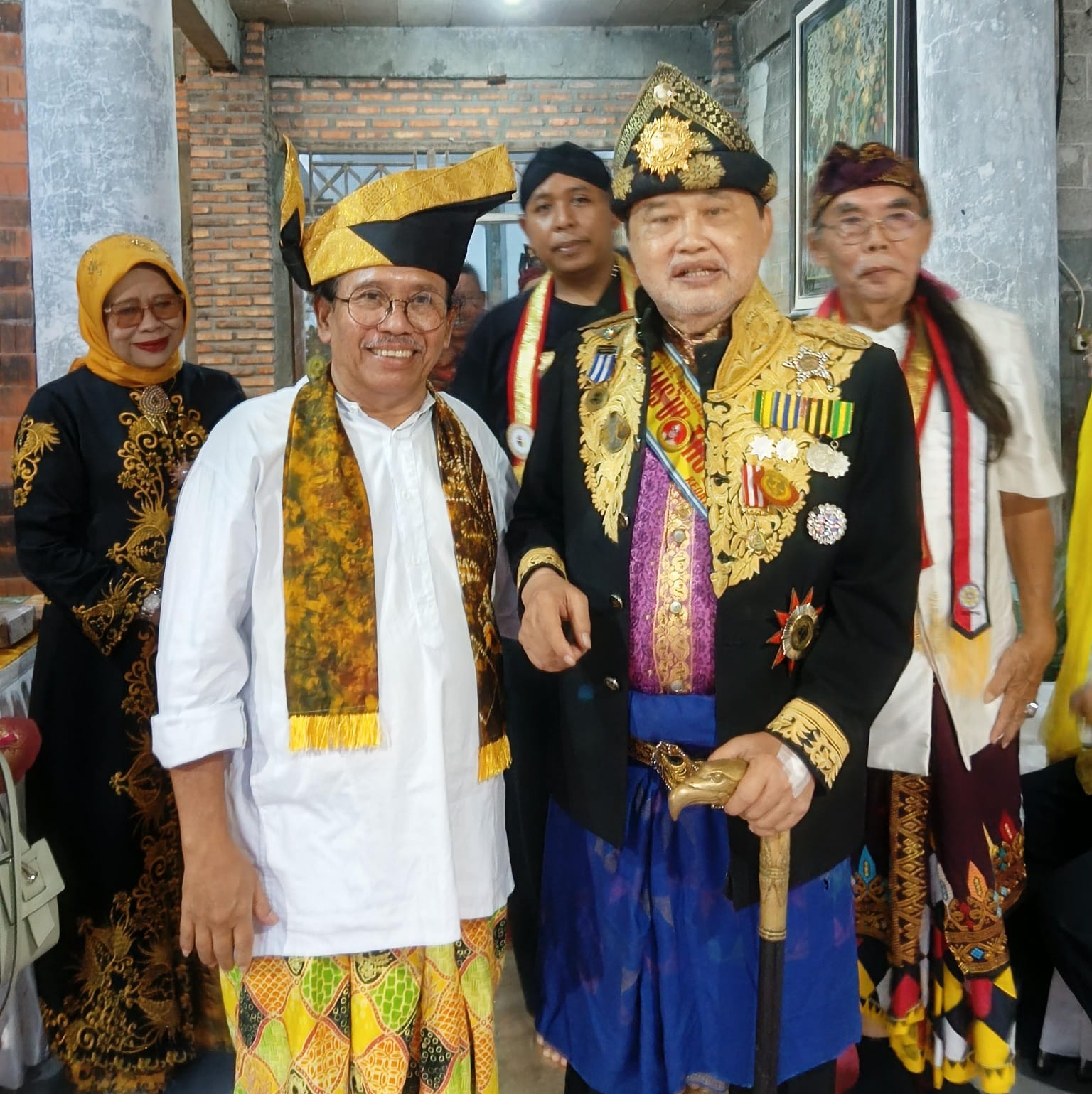 FOTO : Sineas dan penggiat budaya Eddie Karsito bersama Yang Mulia Maha Datu Dirajawali Pangeran Nata Adiguna (PNA) Mas’ud Thoyib Jayakarta Adiningrat Prabu Amilihur, saat peneguhan dan pengagungan para tokoh budaya, di Balairung Sari Kedaton Nusantara Jayakarta, Rawa Binong Lubang Buaya Jakarta Timur, Kamis (17/07/2025).