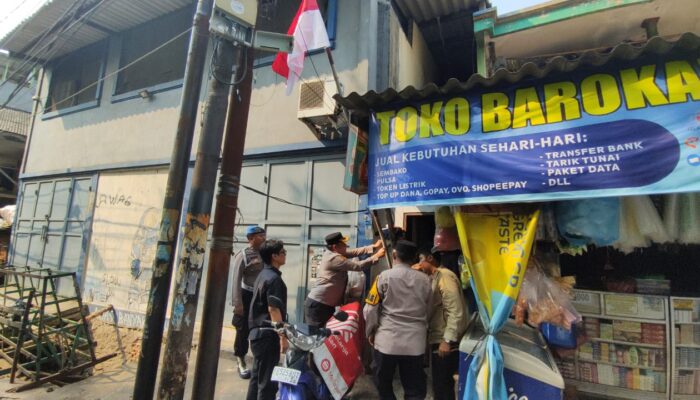 Tebar Semangat Nasionalisme, Polsek Tambora Bagikan Ratusan Bendera