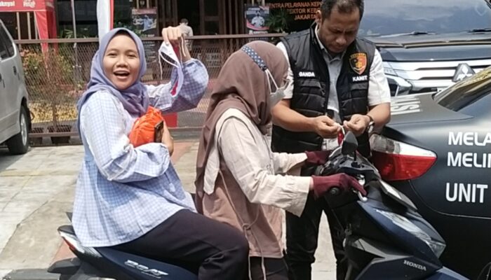 Semarakkan HUT Kemerdekaan RI ke-80, Kapolsek Kebon Jeruk Beserta Jajaran Bagikan Bendera Merah Putih kepada Warga dan Pengendara