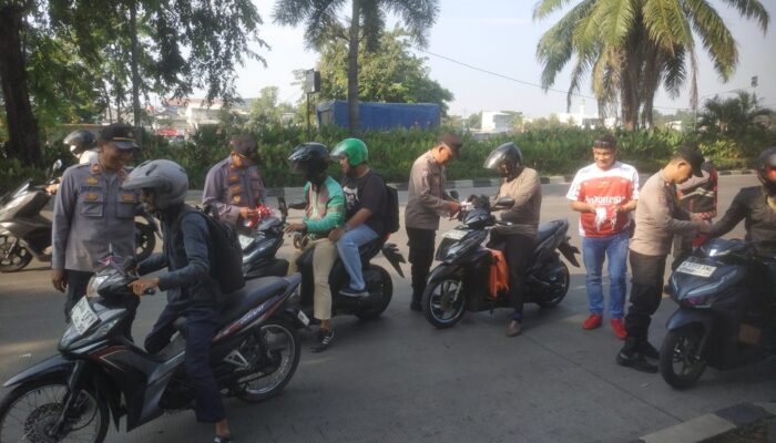 Polsek Kalideres Bagikan 200 Bendera, Ajak Warga Kibarkan Merah Putih di Bulan Kemerdekaan