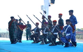 DANKORMAR DAMPINGI WAKASAL TINJAU GELAR PASUKAN OPERASIONAL DAN KEHORMATAN MILITER