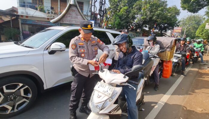 Sambut HUT RI ke-80, Polsek Kembangan Bagikan 200 Bendera ke Pengguna Jalan