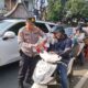 Sambut HUT RI ke-80, Polsek Kembangan Bagikan 200 Bendera ke Pengguna Jalan