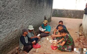 Hangatnya Kebersamaan Satgas TMMD 125 dan Warga, Lepas Penat dengan Nasi Bungkus di Pinggir Galian Drainase
