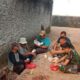 Hangatnya Kebersamaan Satgas TMMD 125 dan Warga, Lepas Penat dengan Nasi Bungkus di Pinggir Galian Drainase