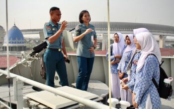 PELAJAR SMP ISLAM RUHAMA LABSCHOOL ANTUSIAS IKUTI WARSHIP TOUR DI KRI BANDA ACEH-593