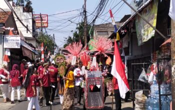 Babinsa Kelurahan Klender Amankan Karnaval HUT RI ke-80 di Wilayah Binaan