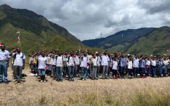 Merah Putih Berkibar di Puncak Jaya