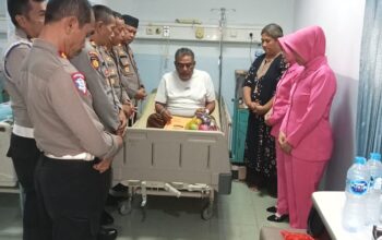 Peduli dan Empati, Kapolsek Bekasi Barat Jenguk Anggota yang Sakit