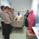 Peduli dan Empati, Kapolsek Bekasi Barat Jenguk Anggota yang Sakit