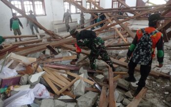 Pulihkan Aktivitas Warga, TNI AD Kerahkan Personel Bersihkan Puing Gempa Poso