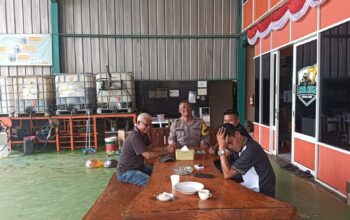 Cegah Curanmor, Bhabinkamtibmas Padurenan Ingatkan Karyawan dan Warga Waspada
