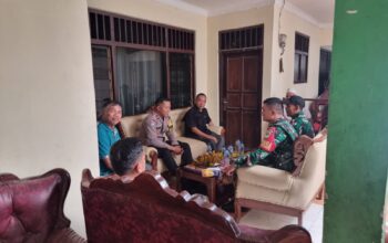 Perkuat Sinergi, Bhabinkamtibmas dan Babinsa Sambangi Tokoh Masyarakat di Jatibening Baru