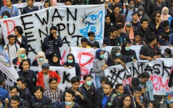 Ribuan Massa Kepung DPR, Demo “Revolusi Rakyat Indonesia” Ricuh di Senayan
