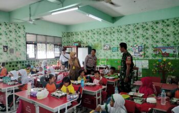Polsek Bekasi Selatan Kawal Program Makan Siang Bergizi Gratis Untuk Ribuan Pelajar dan Warga