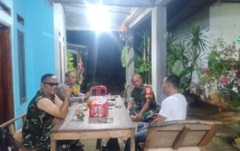 SINERGITAS TNI – POLRI LAKSANAKAN PATROLI DAN KUNJUNGAN WARGA DI KELURAHAN CIKETINGUDIK