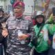 PRAJURIT MARINIR TEBAR KESEJUKAN SAAT DEMO, BORONG DAN BAGIKAN MINUMAN UNTUK OJOL