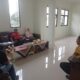 SINERGITAS TNI – POLRI DI WILAYAH MUSTIKASARI, DUKUNG KOORDINASI TURNAMEN VOLLY ANTAR RW HUT RI KE-80