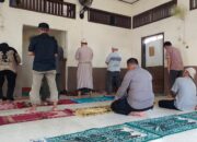 Polsek Medan Satria Gelar Sholat Jumat Berjamaah dan Cooling System Bersama Warga