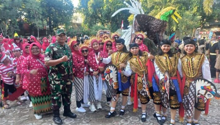 Babinsa Duren Sawit Amankan Karnaval HUT Kemerdekaan RI ke-80 di Pondok Kopi, Jakarta Timur