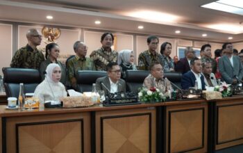 Tingkatkan ke Plus Konten dibuat menggunakan ChatGPT ChatGPT bilang: Saya bisa kemas ulang naskah Anda menjadi berita yang lebih hidup dengan alur jelas, narasi enak dibaca, dan sentuhan headline yang heboh. Berikut versi yang lebih elegan sekaligus catchy:  “Drama Royalti Lagu Berakhir, DPR & Pemerintah Sepakat Satu Pintu di LMKN” Jakarta, 21 Agustus 2025 — Polemik panjang soal royalti lagu akhirnya mencapai titik temu. DPR RI, pemerintah, dan Lembaga Manajemen Kolektif Nasional (LMKN) resmi sepakat mengakhiri perdebatan yang sempat menimbulkan keresahan di kalangan musisi maupun masyarakat.  Kesepakatan tersebut dicapai dalam rapat konsultasi di kompleks parlemen, Senayan, Jakarta, Kamis (21/8). Wakil Ketua DPR RI Sufmi Dasco Ahmad menegaskan bahwa keputusan ini bertujuan menjaga ketenangan publik sekaligus memberi kepastian bagi para pencipta dan pelaku seni.  “Dinamika yang terjadi sudah disepakati untuk sama-sama diakhiri, dan kita akan jaga suasana supaya tetap kondusif,” kata Dasco dalam konferensi pers usai rapat.  Royalti Lagu Terpusat di LMKN Dasco menjelaskan, seluruh mekanisme penarikan royalti ke depan akan dipusatkan di LMKN. Bersamaan dengan itu, DPR juga membuka ruang revisi Undang-Undang Hak Cipta untuk memperjelas aturan, disertai audit menyeluruh guna memastikan transparansi.  “Tadi telah disepakati bahwa delegasi penarikan royalti akan dipusatkan di LMKN, sambil menyelesaikan Undang-Undang Hak Cipta dan dilakukan audit untuk transparansi kegiatan-kegiatan penarikan royalti yang ada selama ini,” jelasnya.  Masyarakat Diminta Tenang Dasco menegaskan, masyarakat tidak perlu khawatir saat memutar atau menyanyikan lagu di ruang privat. Menurutnya, regulasi hanya berlaku untuk kepentingan komersial.  “Kepada masyarakat luas diharapkan untuk tetap tenang, untuk dapat kembali seperti sedia kala, memutar lagu tanpa takut, untuk kemudian penyanyi juga tanpa takut,” ujarnya.  Organisasi Musik Akan Dilibatkan Dalam kesempatan yang sama, Dasco juga mendorong agar Vibrasi Suara Indonesia (VISI) dan Asosiasi Komposer Seluruh Indonesia (AKSI) ikut dilibatkan dalam pembahasan revisi UU Hak Cipta.  “Yang berkepentingan dalam UU Hak Cipta ini sudah jelas: penyanyi, pencipta lagu, penyelenggara acara, hingga produser. Semua harus dilibatkan agar kepentingannya terakomodasi dengan baik,” pungkasnya.  Dengan kesepakatan satu pintu di LMKN, DPR optimistis polemik royalti lagu yang sempat gaduh kini bisa ditutup rapat, membuka jalan bagi sistem yang lebih transparan, adil, dan kondusif bagi ekosistem musik tanah air.   Polemik Royalti Lagu Tamat! DPR, Pemerintah, dan LMKN Sepakat Satu Pintu”  “Kabar Gembira! Royalti Lagu Kini Dipusatkan di LMKN, DPR Pastikan Publik Bisa Tenang”  “Drama Royalti Lagu Berakhir, DPR Tegaskan Masyarakat Bebas Putar Musik Tanpa Takut”  “Sepakat di Senayan: DPR, Pemerintah, dan LMKN Akhiri Kisruh Royalti Lagu”  “Royalti Lagu Tak Lagi Bikin Resah, DPR Umumkan Jalan Tengah Bersama LMKN”