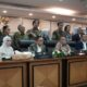 Tingkatkan ke Plus Konten dibuat menggunakan ChatGPT ChatGPT bilang: Saya bisa kemas ulang naskah Anda menjadi berita yang lebih hidup dengan alur jelas, narasi enak dibaca, dan sentuhan headline yang heboh. Berikut versi yang lebih elegan sekaligus catchy:  “Drama Royalti Lagu Berakhir, DPR & Pemerintah Sepakat Satu Pintu di LMKN” Jakarta, 21 Agustus 2025 — Polemik panjang soal royalti lagu akhirnya mencapai titik temu. DPR RI, pemerintah, dan Lembaga Manajemen Kolektif Nasional (LMKN) resmi sepakat mengakhiri perdebatan yang sempat menimbulkan keresahan di kalangan musisi maupun masyarakat.  Kesepakatan tersebut dicapai dalam rapat konsultasi di kompleks parlemen, Senayan, Jakarta, Kamis (21/8). Wakil Ketua DPR RI Sufmi Dasco Ahmad menegaskan bahwa keputusan ini bertujuan menjaga ketenangan publik sekaligus memberi kepastian bagi para pencipta dan pelaku seni.  “Dinamika yang terjadi sudah disepakati untuk sama-sama diakhiri, dan kita akan jaga suasana supaya tetap kondusif,” kata Dasco dalam konferensi pers usai rapat.  Royalti Lagu Terpusat di LMKN Dasco menjelaskan, seluruh mekanisme penarikan royalti ke depan akan dipusatkan di LMKN. Bersamaan dengan itu, DPR juga membuka ruang revisi Undang-Undang Hak Cipta untuk memperjelas aturan, disertai audit menyeluruh guna memastikan transparansi.  “Tadi telah disepakati bahwa delegasi penarikan royalti akan dipusatkan di LMKN, sambil menyelesaikan Undang-Undang Hak Cipta dan dilakukan audit untuk transparansi kegiatan-kegiatan penarikan royalti yang ada selama ini,” jelasnya.  Masyarakat Diminta Tenang Dasco menegaskan, masyarakat tidak perlu khawatir saat memutar atau menyanyikan lagu di ruang privat. Menurutnya, regulasi hanya berlaku untuk kepentingan komersial.  “Kepada masyarakat luas diharapkan untuk tetap tenang, untuk dapat kembali seperti sedia kala, memutar lagu tanpa takut, untuk kemudian penyanyi juga tanpa takut,” ujarnya.  Organisasi Musik Akan Dilibatkan Dalam kesempatan yang sama, Dasco juga mendorong agar Vibrasi Suara Indonesia (VISI) dan Asosiasi Komposer Seluruh Indonesia (AKSI) ikut dilibatkan dalam pembahasan revisi UU Hak Cipta.  “Yang berkepentingan dalam UU Hak Cipta ini sudah jelas: penyanyi, pencipta lagu, penyelenggara acara, hingga produser. Semua harus dilibatkan agar kepentingannya terakomodasi dengan baik,” pungkasnya.  Dengan kesepakatan satu pintu di LMKN, DPR optimistis polemik royalti lagu yang sempat gaduh kini bisa ditutup rapat, membuka jalan bagi sistem yang lebih transparan, adil, dan kondusif bagi ekosistem musik tanah air.   Polemik Royalti Lagu Tamat! DPR, Pemerintah, dan LMKN Sepakat Satu Pintu”  “Kabar Gembira! Royalti Lagu Kini Dipusatkan di LMKN, DPR Pastikan Publik Bisa Tenang”  “Drama Royalti Lagu Berakhir, DPR Tegaskan Masyarakat Bebas Putar Musik Tanpa Takut”  “Sepakat di Senayan: DPR, Pemerintah, dan LMKN Akhiri Kisruh Royalti Lagu”  “Royalti Lagu Tak Lagi Bikin Resah, DPR Umumkan Jalan Tengah Bersama LMKN”