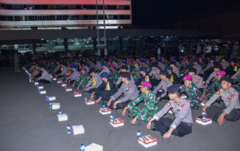 PANGKORMAR DAMPINGI KAPOLRI TINJAU PASUKAN PENGAMANAN DI GEDUNG DPR / MPR RI