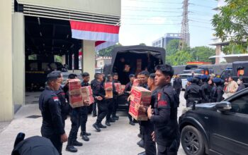 Peduli Warga, Brimob Polda Metro Jaya Salurkan Bantuan Sembako Pasca Kerusuhan di sekitar Mako Brimob Kwitang