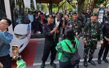 Bagikan Ribuan Mawar Untuk Anggota Polri dan TNI di Monas, Komunitas Ojol Tidak Mau Terprovokasi