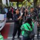 Bagikan Ribuan Mawar Untuk Anggota Polri dan TNI di Monas, Komunitas Ojol Tidak Mau Terprovokasi
