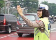 Hari Jadi Polwan ke-77, Kapolres Metro Bekasi Gelar Yanmas Pagi di TL Pos Lantas Jurong, Bagikan Bingkisan
