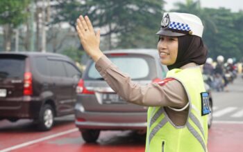 Hari Jadi Polwan ke-77, Kapolres Metro Bekasi Gelar Yanmas Pagi di TL Pos Lantas Jurong, Bagikan Bingkisan