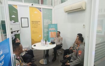 Kapolsek Medan Satria Laksanakan Kunjungan ke Tokoh Masyarakat di Kelurahan Kalibaru