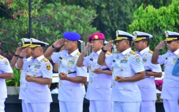 KOLINLAMIL KENANG JASA PAHLAWAN LEWAT ZIARAH HUT KE-80 TNI AL: SETIA DALAM PENGABDIAN