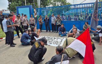Polsek Bekasi Utara melaksanakan Pengamanan Aksi Unjuk Rasa FORMASI di Depan Kantor PDAM Tirta Patriot Kota Bekasi