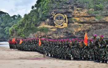 DITEMPA PENDIDIKAN PALING BERAT, 527 PRAJURIT MUDA DISEMATKAN BARET OLEH PANGLIMA MARINIR