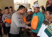 Jumat Penuh Berkah, Polres Metro Jakarta Barat Bagikan 100 Paket Sembako kepada Warga