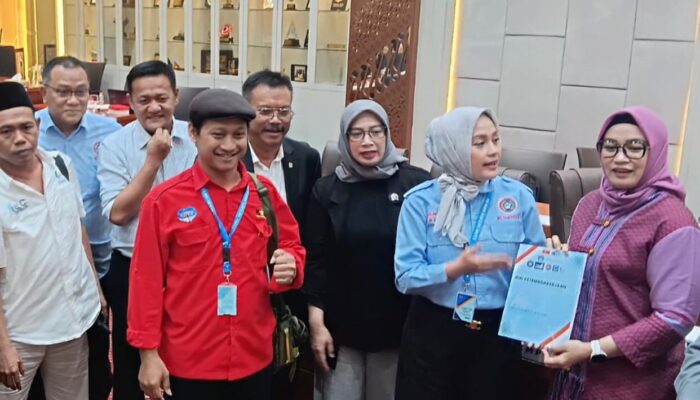 Raslinna Rasyidin dan Jumhur Hidayat Serahkan Usulan Revisi UU Ketenagakerjaan ke Komisi IX DPR RI