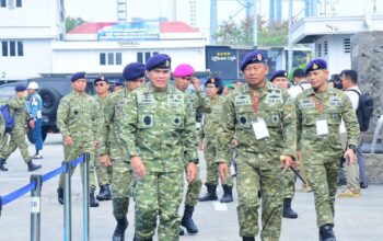 PANGLIMA KOLINLAMIL SAMBUT PRESIDEN RI PRABOWO DALAM KEGIATAN SAILING PASS HUT KE-80 TNI
