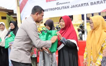 Dekat dengan Warga, Polres Metro Jakbar Bagikan Sembako di Polsek Palmerah